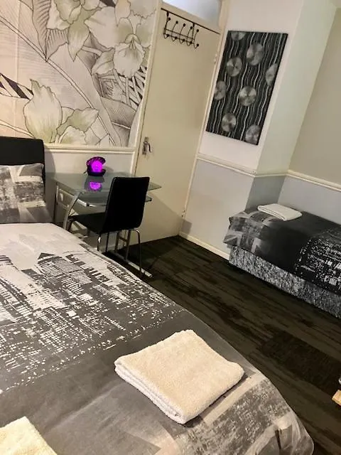 Private Stay @ London-Stratford. Guest house London